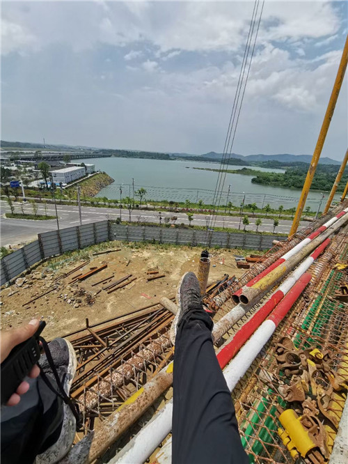 祁连县作业中发生设备损坏或人员意外，责任怎么划分？